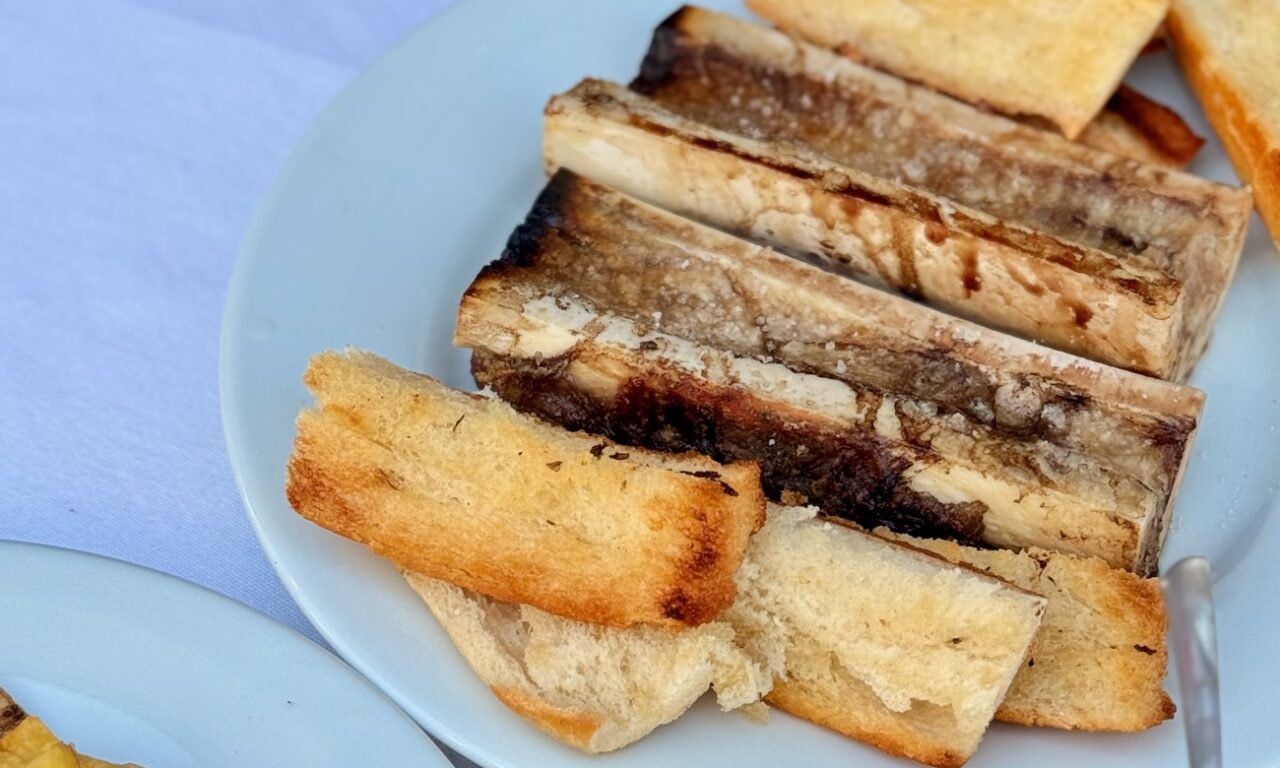 Aux Catalans, Le Romarin ressuscite une institution de 1987 : four à bois d'origine, pizza marseillaise moitié-moitié, viandes à la braise et saveurs corses, le tout 100 % maison. (os)