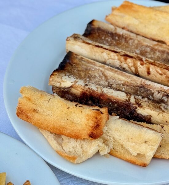 Aux Catalans, Le Romarin ressuscite une institution de 1987 : four à bois d'origine, pizza marseillaise moitié-moitié, viandes à la braise et saveurs corses, le tout 100 % maison. (os)