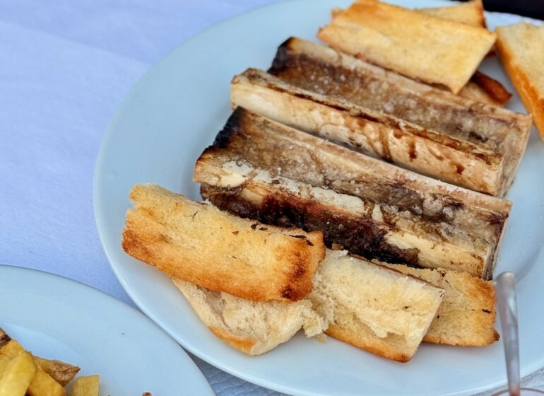 Aux Catalans, Le Romarin ressuscite une institution de 1987 : four à bois d'origine, pizza marseillaise moitié-moitié, viandes à la braise et saveurs corses, le tout 100 % maison. (os)