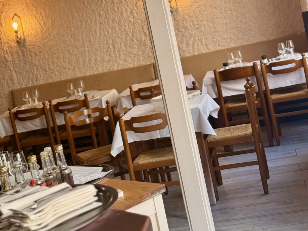 Aux Catalans, Le Romarin ressuscite une institution de 1987 : four à bois d'origine, pizza marseillaise moitié-moitié, viandes à la braise et saveurs corses, le tout 100 % maison. (intérieur)