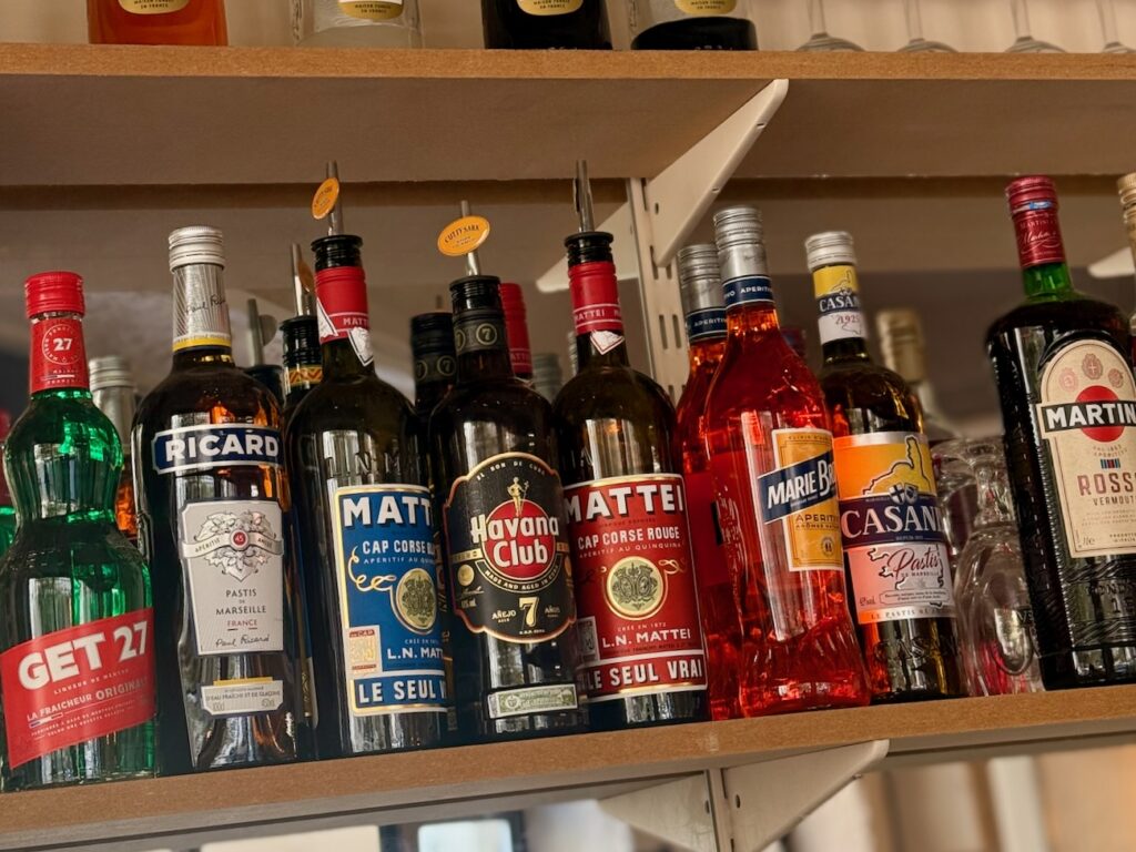 Aux Catalans, Le Romarin ressuscite une institution de 1987 : four à bois d'origine, pizza marseillaise moitié-moitié, viandes à la braise et saveurs corses, le tout 100 % maison. (alcool)