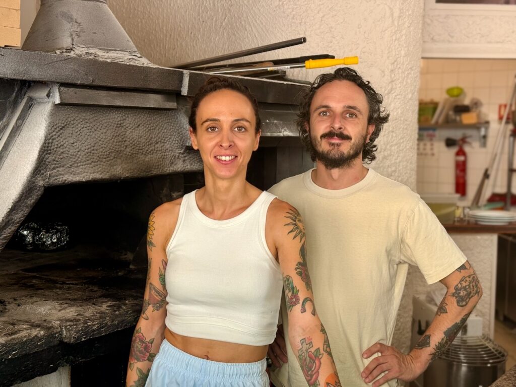 Aux Catalans, Le Romarin ressuscite une institution de 1987 : four à bois d'origine, pizza marseillaise moitié-moitié, viandes à la braise et saveurs corses, le tout 100 % maison. (Paoli)