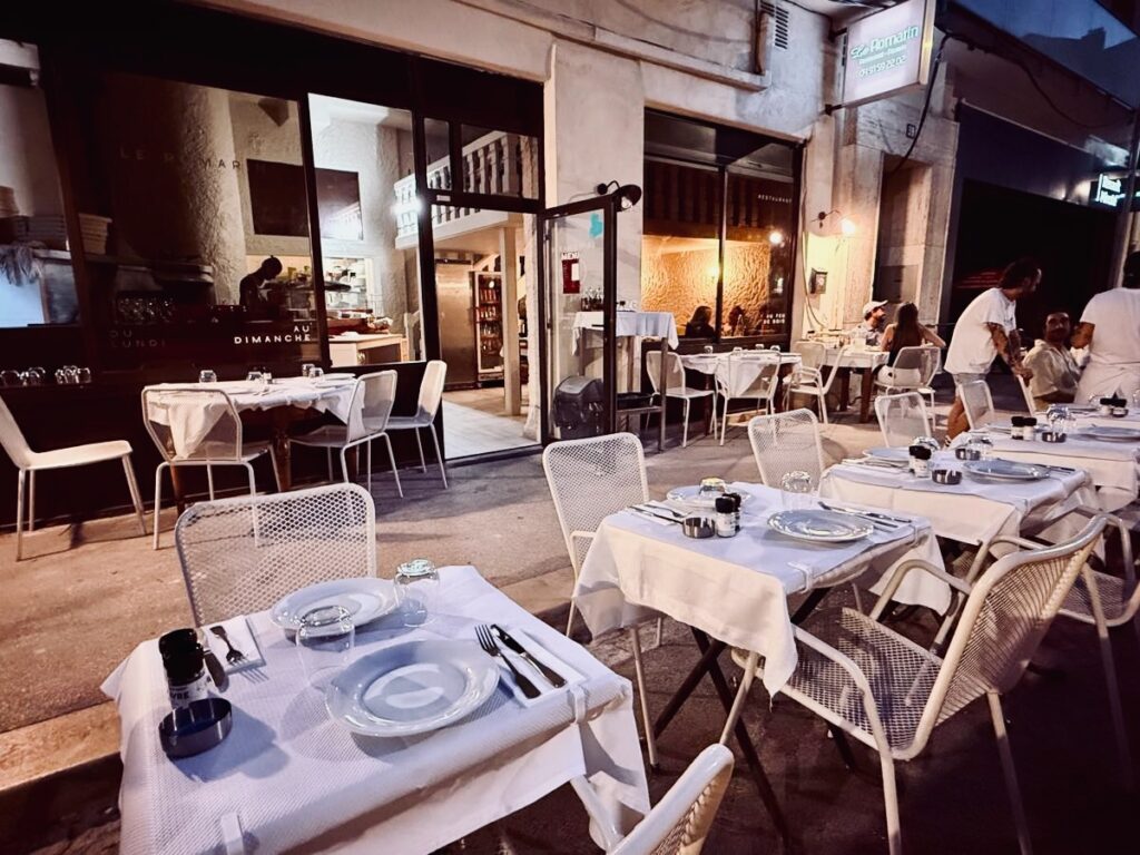 Aux Catalans, Le Romarin ressuscite une institution de 1987 : four à bois d'origine, pizza marseillaise moitié-moitié, viandes à la braise et saveurs corses, le tout 100 % maison. (terrasse)