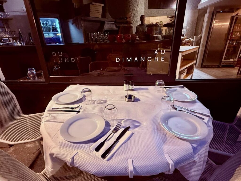Aux Catalans, Le Romarin ressuscite une institution de 1987 : four à bois d'origine, pizza marseillaise moitié-moitié, viandes à la braise et saveurs corses, le tout 100 % maison. (table)