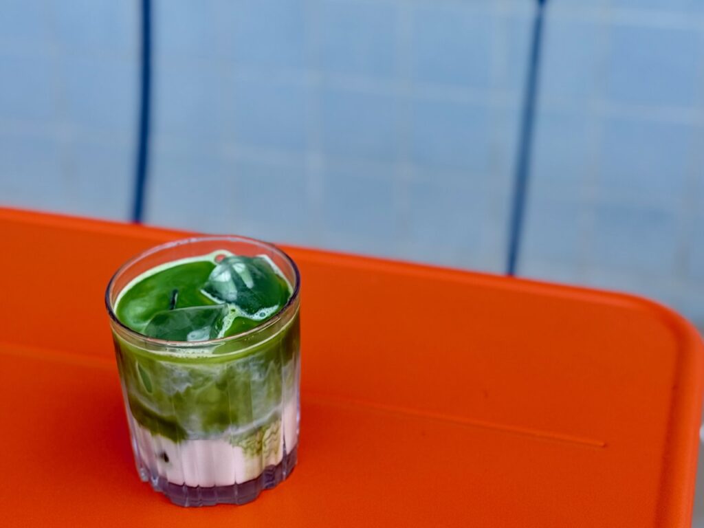 Le Café de la Pointe est un coffee shop situé face à la plage de la Pointe Rouge à Marseille. Il propose des cafés de spécialité signés Deep, des boissons maison et une carte de viennoiseries salées et sucrées. (matcha)