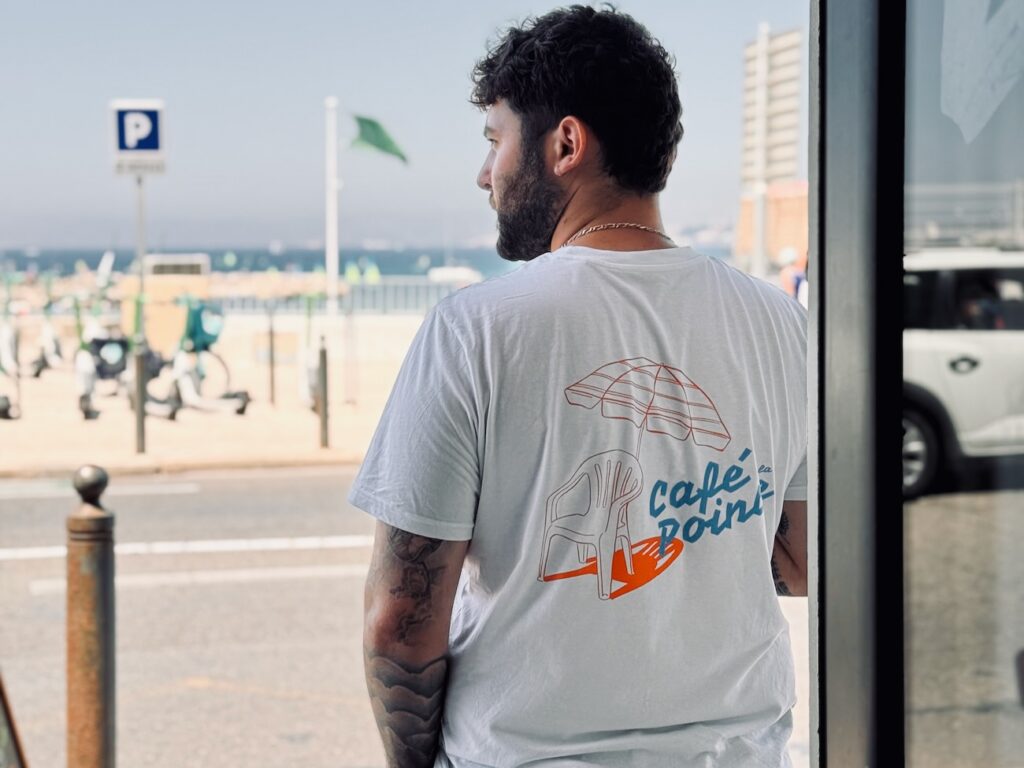 Le Café de la Pointe est un coffee shop situé face à la plage de la Pointe Rouge à Marseille. Il propose des cafés de spécialité signés Deep, des boissons maison et une carte de viennoiseries salées et sucrées. (tee-sshirt)