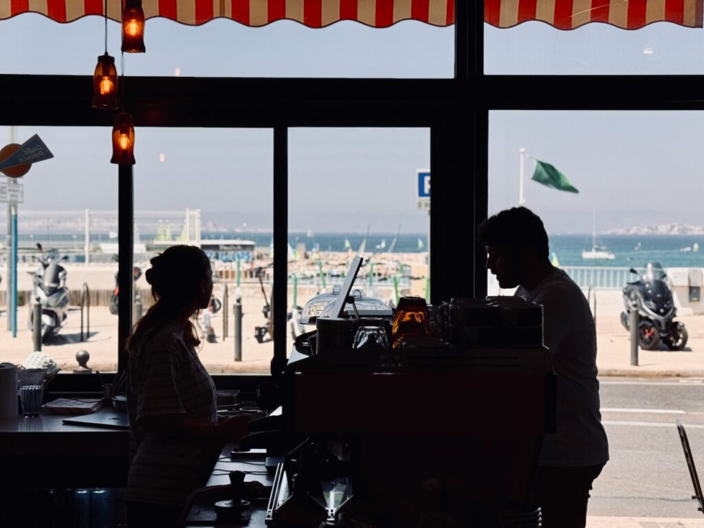 Le Café de la Pointe est un coffee shop situé face à la plage de la Pointe Rouge à Marseille. Il propose des cafés de spécialité signés Deep, des boissons maison et une carte de viennoiseries salées et sucrées. (vue mer)