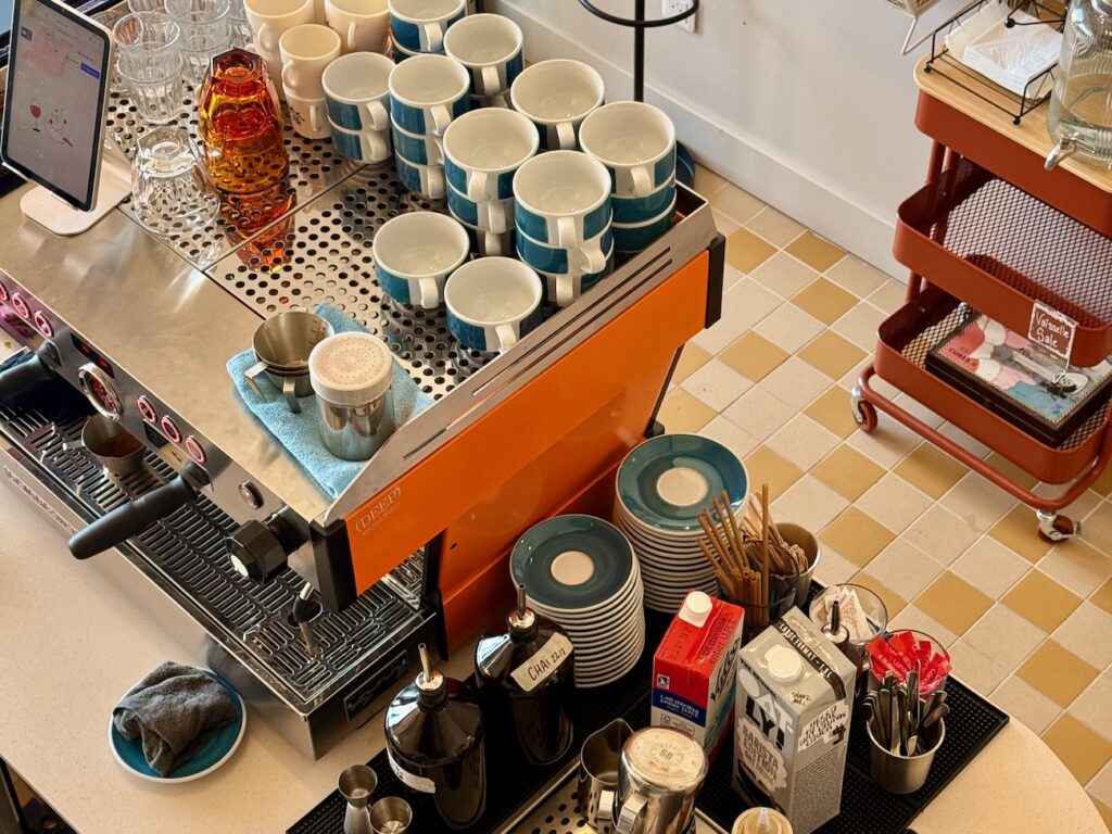 Le Café de la Pointe est un coffee shop situé face à la plage de la Pointe Rouge à Marseille. Il propose des cafés de spécialité signés Deep, des boissons maison et une carte de viennoiseries salées et sucrées. (intérieur)