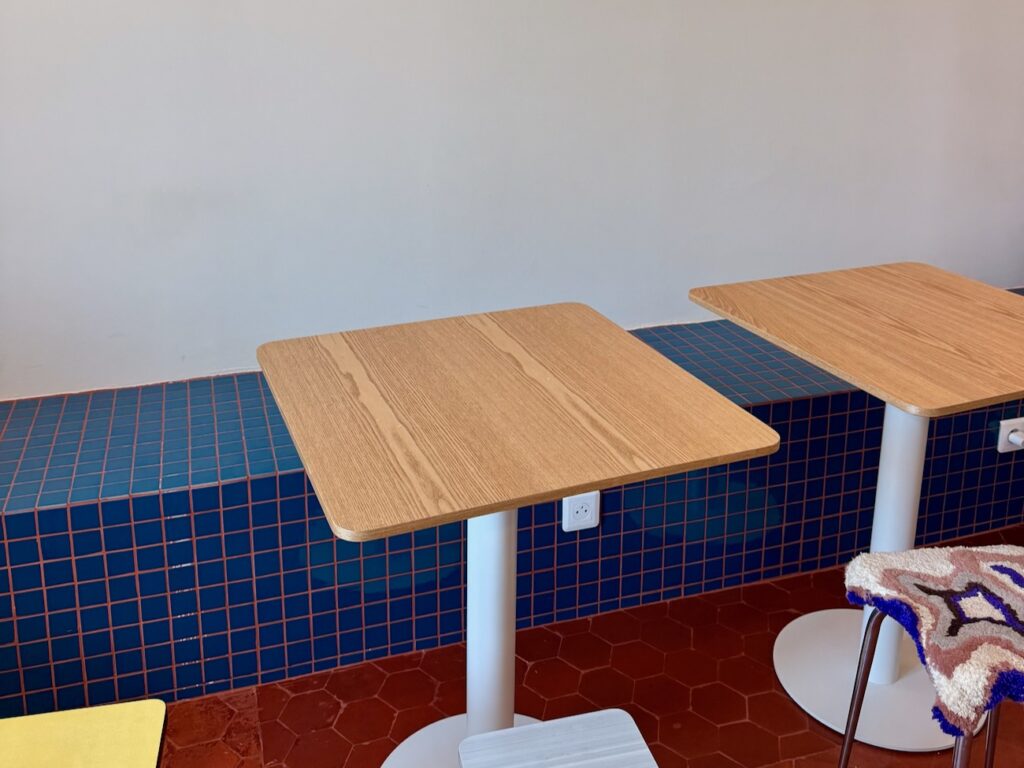 Le Café de la Pointe est un coffee shop situé face à la plage de la Pointe Rouge à Marseille. Il propose des cafés de spécialité signés Deep, des boissons maison et une carte de viennoiseries salées et sucrées. (étage)