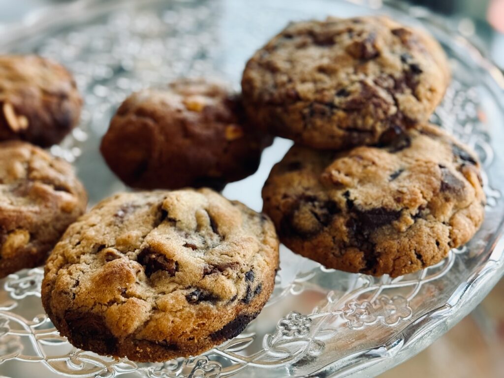 Le Café de la Pointe est un coffee shop situé face à la plage de la Pointe Rouge à Marseille. Il propose des cafés de spécialité signés Deep, des boissons maison et une carte de viennoiseries salées et sucrées. (cookies)