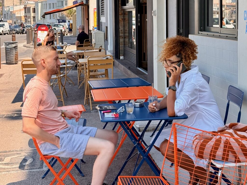 Le Café de la Pointe est un coffee shop situé face à la plage de la Pointe Rouge à Marseille. Il propose des cafés de spécialité signés Deep, des boissons maison et une carte de viennoiseries salées et sucrées. (terrasse)