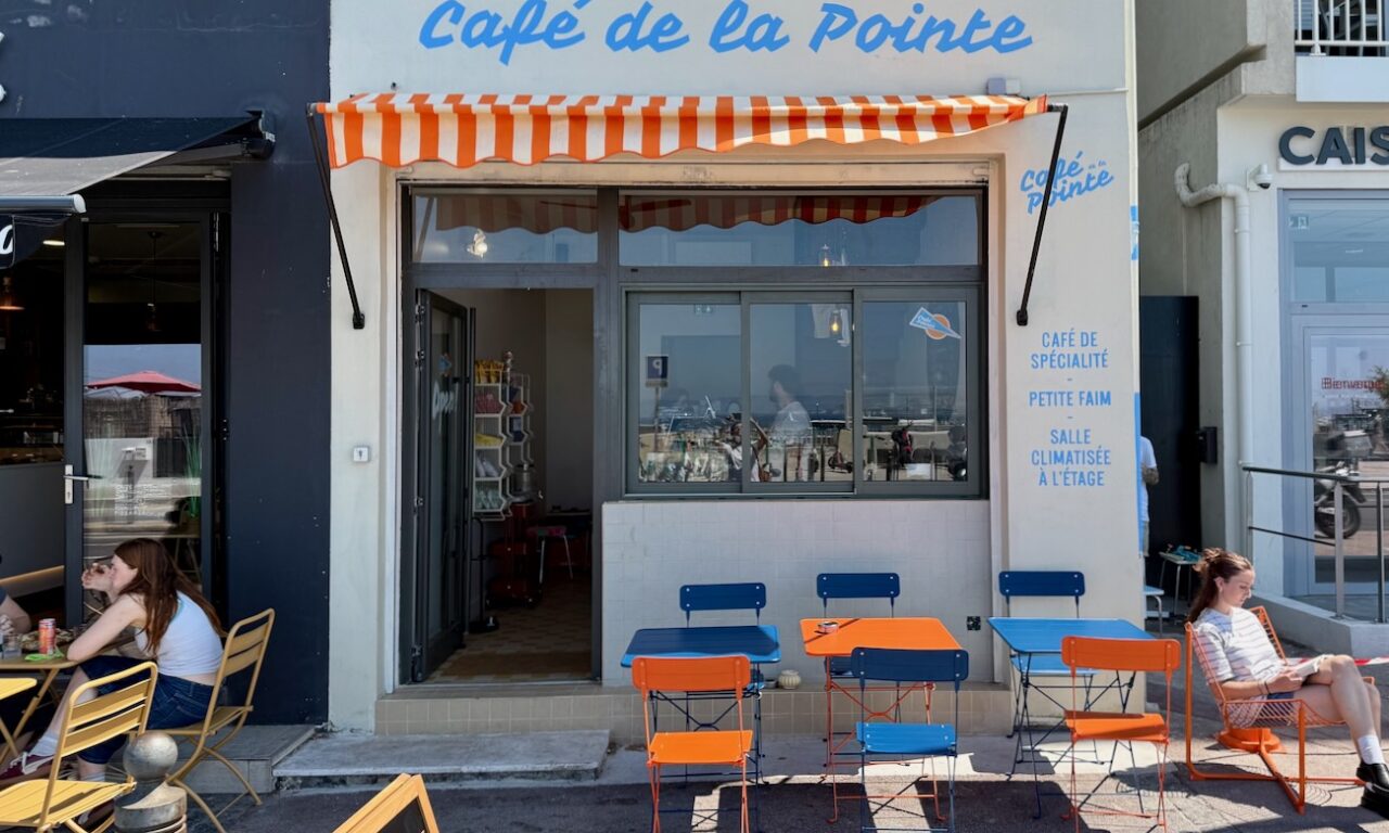 Le Café de la Pointe est un coffee shop situé face à la plage de la Pointe Rouge à Marseille. Il propose des cafés de spécialité signés Deep, des boissons maison et une carte de viennoiseries salées et sucrées. (façade)