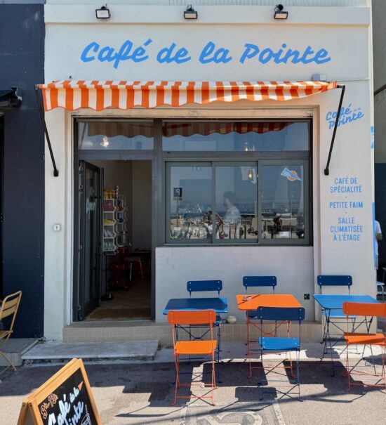 Le Café de la Pointe est un coffee shop situé face à la plage de la Pointe Rouge à Marseille. Il propose des cafés de spécialité signés Deep, des boissons maison et une carte de viennoiseries salées et sucrées. (façade)