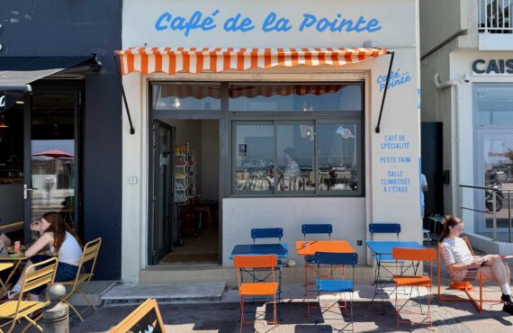 Le Café de la Pointe est un coffee shop situé face à la plage de la Pointe Rouge à Marseille. Il propose des cafés de spécialité signés Deep, des boissons maison et une carte de viennoiseries salées et sucrées. (façade)