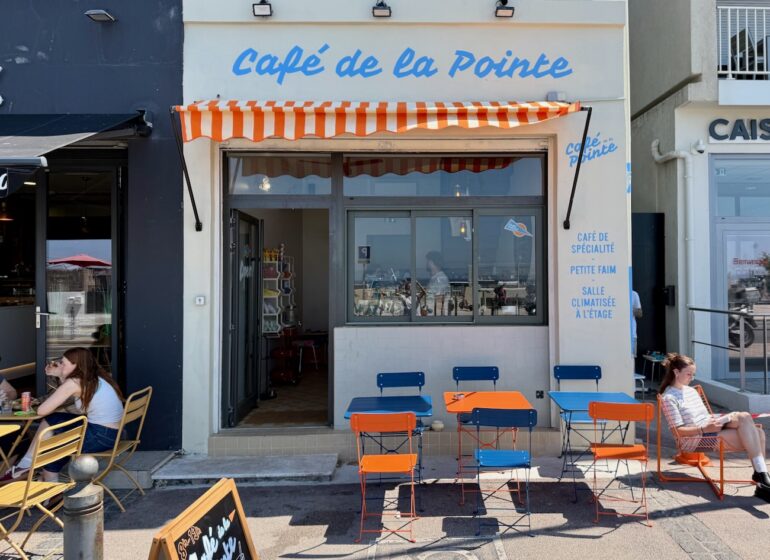 Le Café de la Pointe est un coffee shop situé face à la plage de la Pointe Rouge à Marseille. Il propose des cafés de spécialité signés Deep, des boissons maison et une carte de viennoiseries salées et sucrées. (façade)
