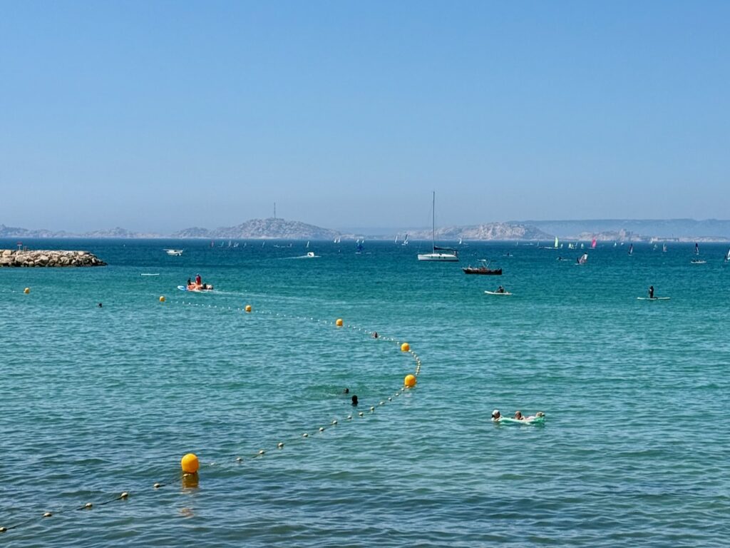 Le Café de la Pointe est un coffee shop situé face à la plage de la Pointe Rouge à Marseille. Il propose des cafés de spécialité signés Deep, des boissons maison et une carte de viennoiseries salées et sucrées. (mer)