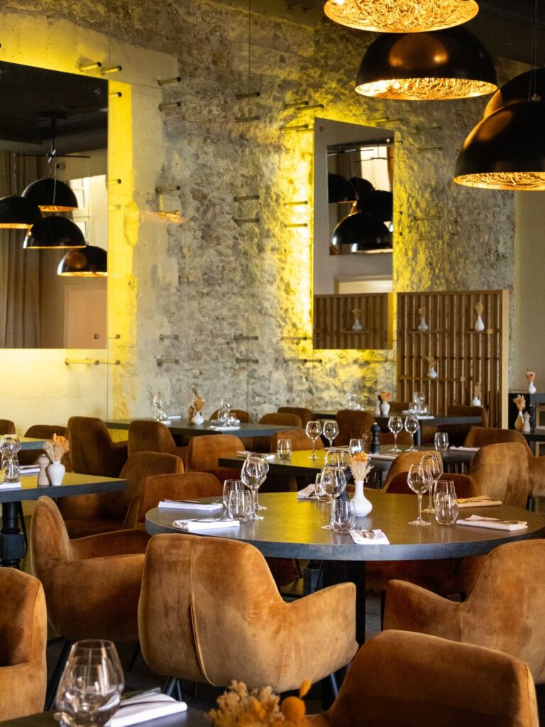 Les Fenêtres sont la Brasserie de l'Hôtel Intercontinental de Marseille. Le restaurant propose en intérieur comme sur sa terrasse avec vue sur la Bonne-Mère une bonne cuisine méditerranéenne (Intérieur)