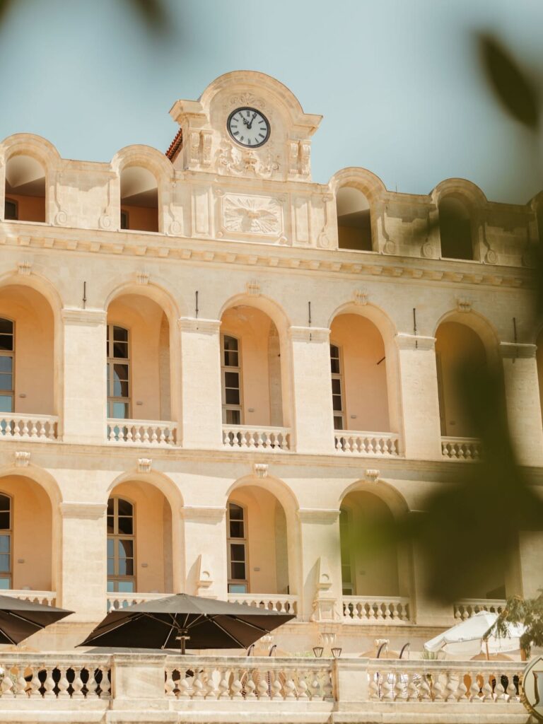Les Fenêtres sont la Brasserie de l'Hôtel Intercontinental de Marseille. Le restaurant propose en intérieur comme sur sa terrasse avec vue sur la Bonne-Mère une bonne cuisine méditerranéenne (horloge hôtel dieu)
