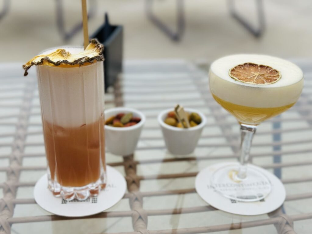 Les Fenêtres sont la Brasserie de l'Hôtel Intercontinental de Marseille. Le restaurant propose en intérieur comme sur sa terrasse avec vue sur la Bonne-Mère une bonne cuisine méditerranéenne (Cocktails Capian)
