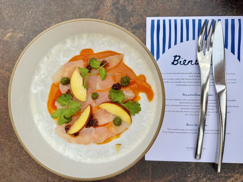 Les Fenêtres sont la Brasserie de l'Hôtel Intercontinental de Marseille. Le restaurant propose en intérieur comme sur sa terrasse avec vue sur la Bonne-Mère une bonne cuisine méditerranéenne (poisson)