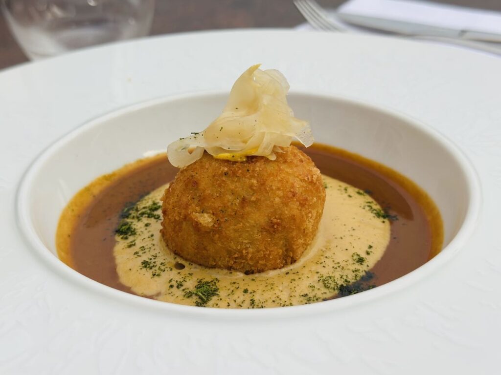 Les Fenêtres sont la Brasserie de l'Hôtel Intercontinental de Marseille. Le restaurant propose en intérieur comme sur sa terrasse avec vue sur la Bonne-Mère une bonne cuisine méditerranéenne (cromesqui bouillabaisse)