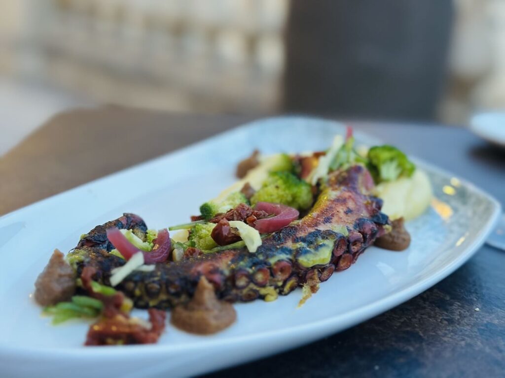 Les Fenêtres sont la Brasserie de l'Hôtel Intercontinental de Marseille. Le restaurant propose en intérieur comme sur sa terrasse avec vue sur la Bonne-Mère une bonne cuisine méditerranéenne (poulp)