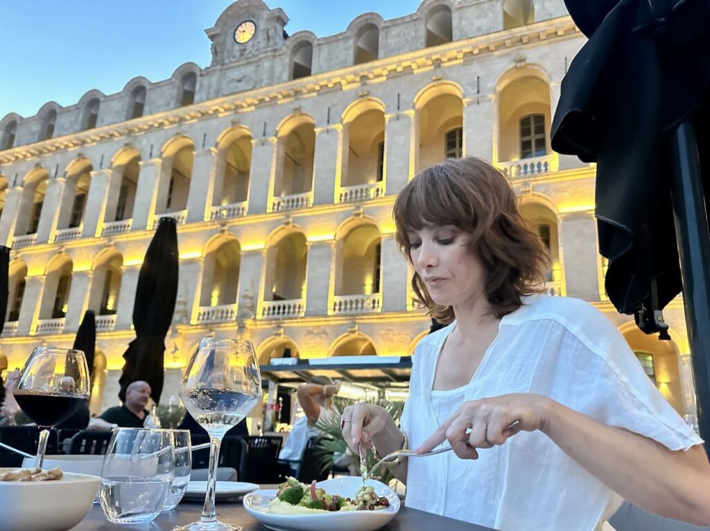 Les Fenêtres sont la Brasserie de l'Hôtel Intercontinental de Marseille. Le restaurant propose en intérieur comme sur sa terrasse avec vue sur la Bonne-Mère une bonne cuisine méditerranéenne (façade)