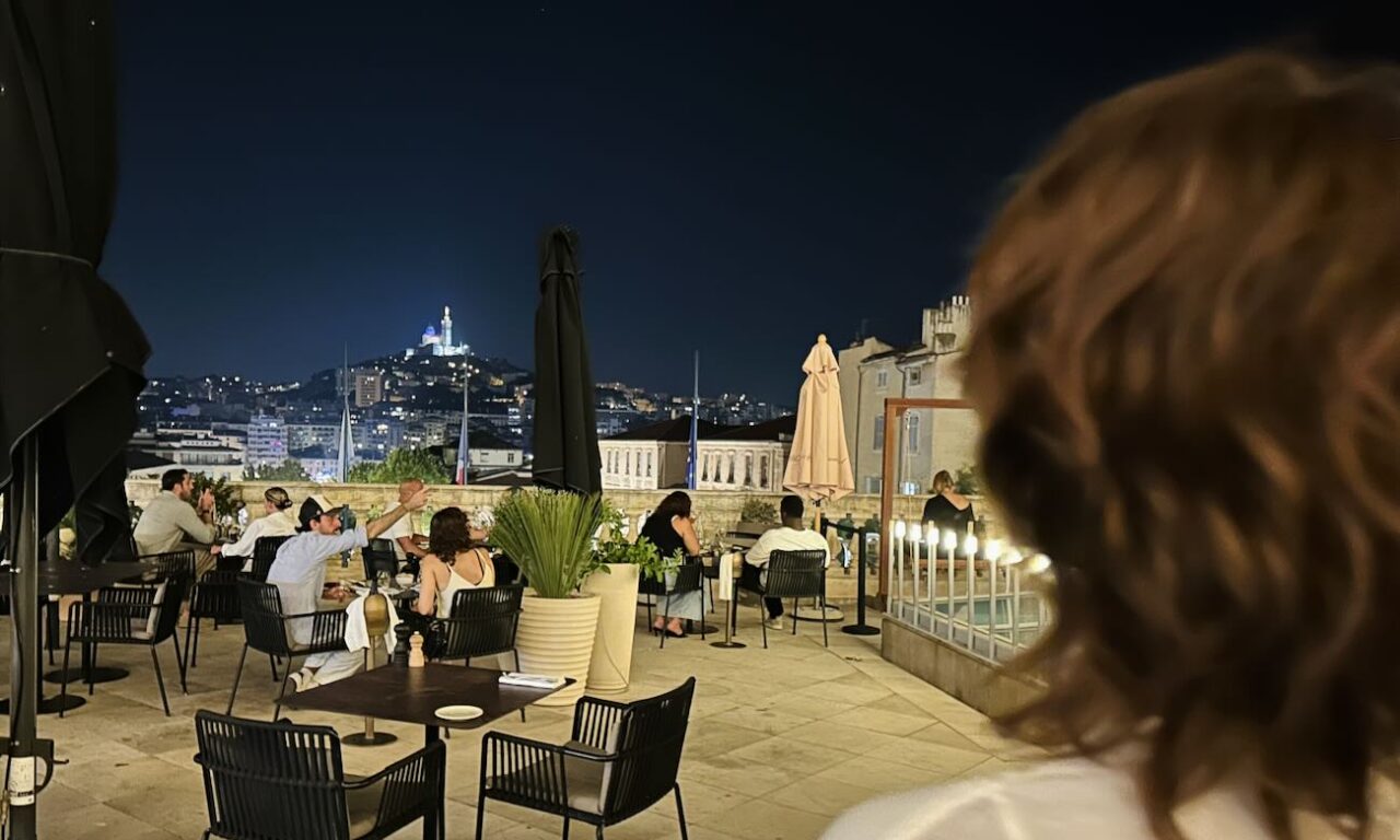 Les Fenêtres sont la Brasserie de l'Hôtel Intercontinental de Marseille. Le restaurant propose en intérieur comme sur sa terrasse avec vue sur la Bonne-Mère une bonne cuisine méditerranéenne (notre dame de la garde)