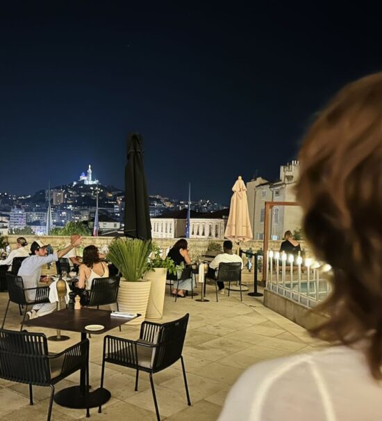 Les Fenêtres sont la Brasserie de l'Hôtel Intercontinental de Marseille. Le restaurant propose en intérieur comme sur sa terrasse avec vue sur la Bonne-Mère une bonne cuisine méditerranéenne (notre dame de la garde)