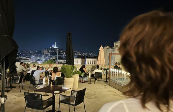 Les Fenêtres sont la Brasserie de l'Hôtel Intercontinental de Marseille. Le restaurant propose en intérieur comme sur sa terrasse avec vue sur la Bonne-Mère une bonne cuisine méditerranéenne (notre dame de la garde)