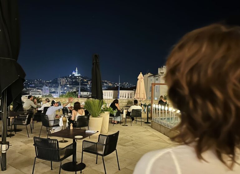 Les Fenêtres sont la Brasserie de l'Hôtel Intercontinental de Marseille. Le restaurant propose en intérieur comme sur sa terrasse avec vue sur la Bonne-Mère une bonne cuisine méditerranéenne (notre dame de la garde)