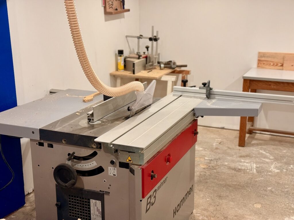 Manufacto est un atelier partagé et multidisciplinaire du 5e arrondissement de Marseille, avec une vraie démarche de réemploi. (machine)