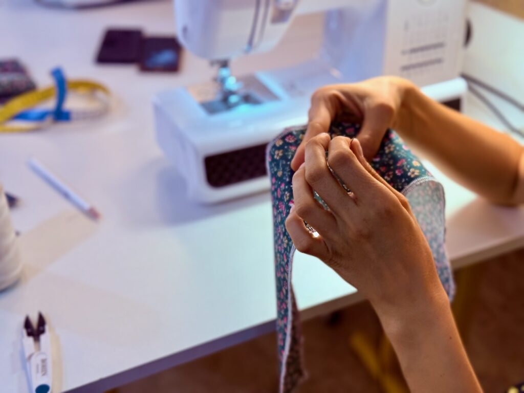 Manufacto est un atelier partagé et multidisciplinaire du 5e arrondissement de Marseille, avec une vraie démarche de réemploi. (boutonnière)