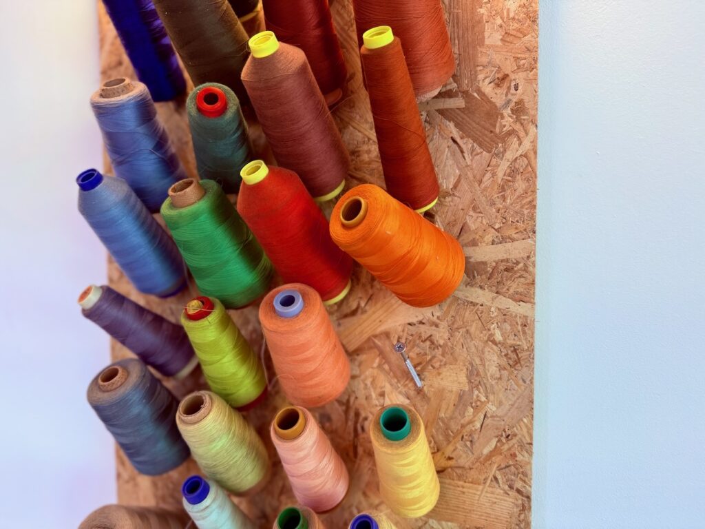 Manufacto est un atelier partagé et multidisciplinaire du 5e arrondissement de Marseille, avec une vraie démarche de réemploi. (couture)