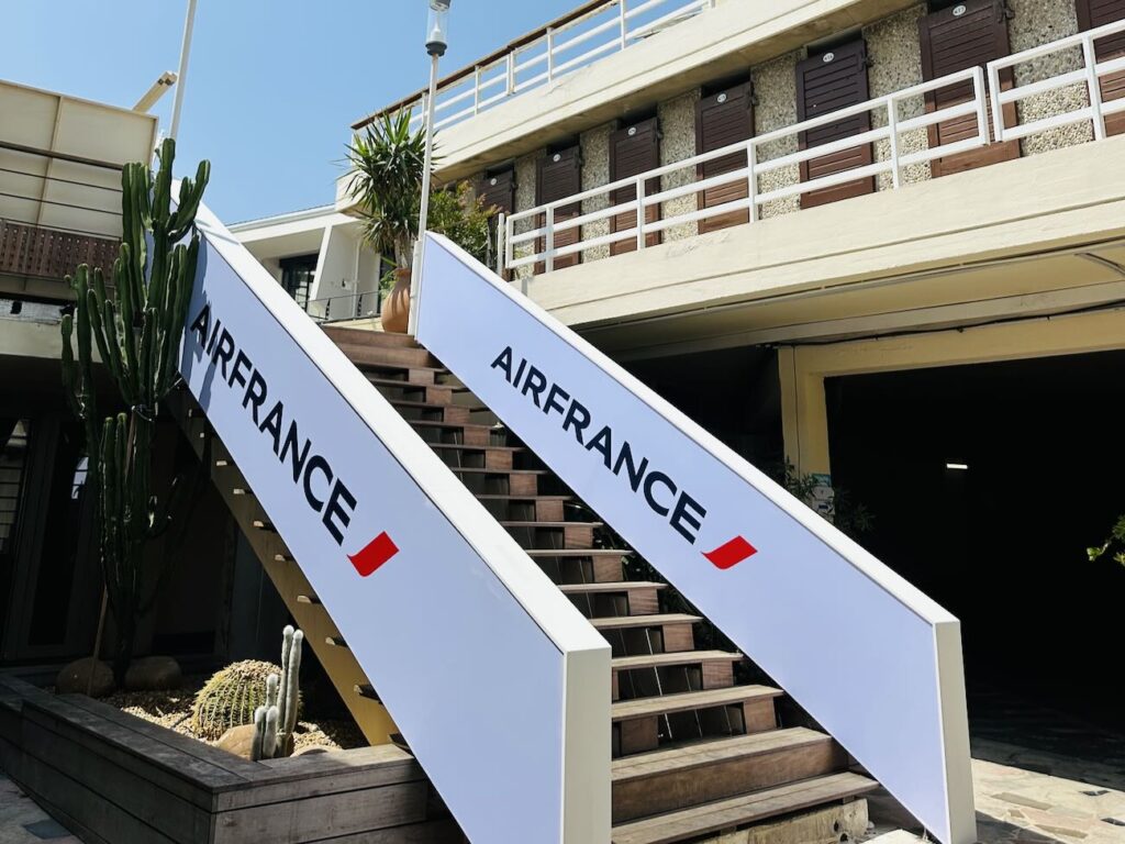 La compagnie Air France transforme la terrasse du Cercle des Nageurs de Marseille en une véritable escale gastronomique où l’on déguste, face à la Méditerranée, les menus Business servis à bord de ses vols long-courriers (entrée)