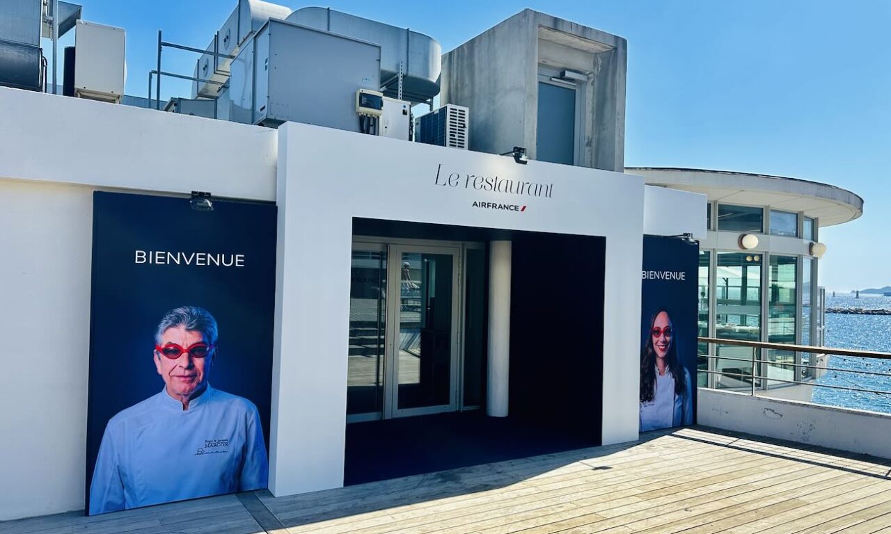 La compagnie Air France transforme la terrasse du Cercle des Nageurs de Marseille en une véritable escale gastronomique où l’on déguste, face à la Méditerranée, les menus Business servis à bord de ses vols long-courriers (entrée restaurant)