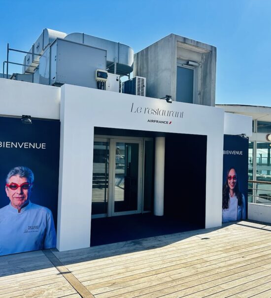 La compagnie Air France transforme la terrasse du Cercle des Nageurs de Marseille en une véritable escale gastronomique où l’on déguste, face à la Méditerranée, les menus Business servis à bord de ses vols long-courriers (entrée restaurant)