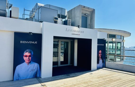 La compagnie Air France transforme la terrasse du Cercle des Nageurs de Marseille en une véritable escale gastronomique où l’on déguste, face à la Méditerranée, les menus Business servis à bord de ses vols long-courriers (entrée restaurant)