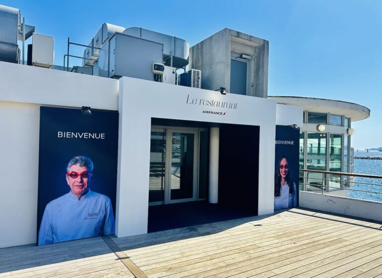 La compagnie Air France transforme la terrasse du Cercle des Nageurs de Marseille en une véritable escale gastronomique où l’on déguste, face à la Méditerranée, les menus Business servis à bord de ses vols long-courriers (entrée restaurant)