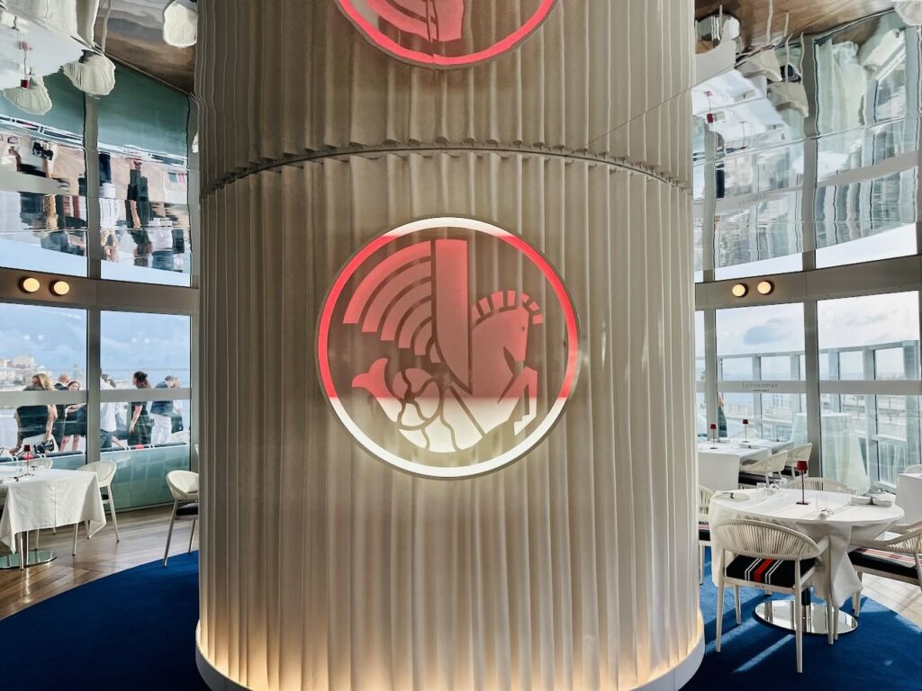 La compagnie Air France transforme la terrasse du Cercle des Nageurs de Marseille en une véritable escale gastronomique où l’on déguste, face à la Méditerranée, les menus Business servis à bord de ses vols long-courriers (emblème)
