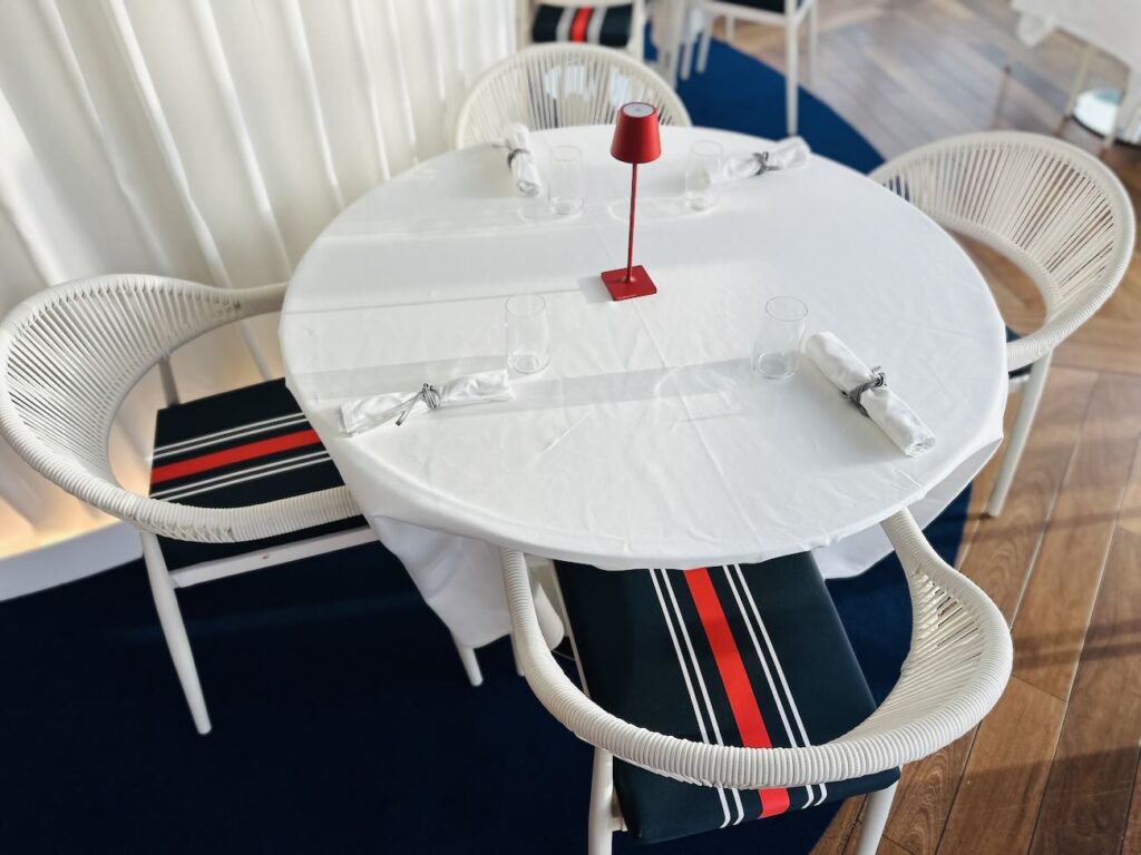 La compagnie Air France transforme la terrasse du Cercle des Nageurs de Marseille en une véritable escale gastronomique où l’on déguste, face à la Méditerranée, les menus Business servis à bord de ses vols long-courriers. (table)