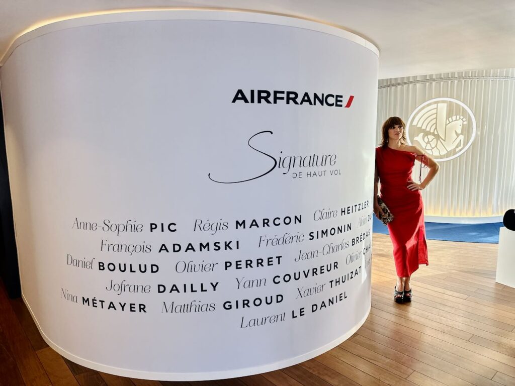 La compagnie Air France transforme la terrasse du Cercle des Nageurs de Marseille en une véritable escale gastronomique où l’on déguste, face à la Méditerranée, les menus Business servis à bord de ses vols long-courriers (entrée)