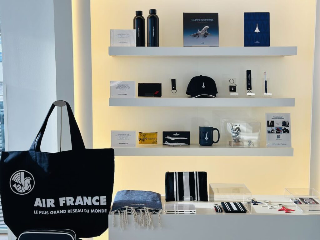 La compagnie Air France transforme la terrasse du Cercle des Nageurs de Marseille en une véritable escale gastronomique où l’on déguste, face à la Méditerranée, les menus Business servis à bord de ses vols long-courriers (corner shopping)