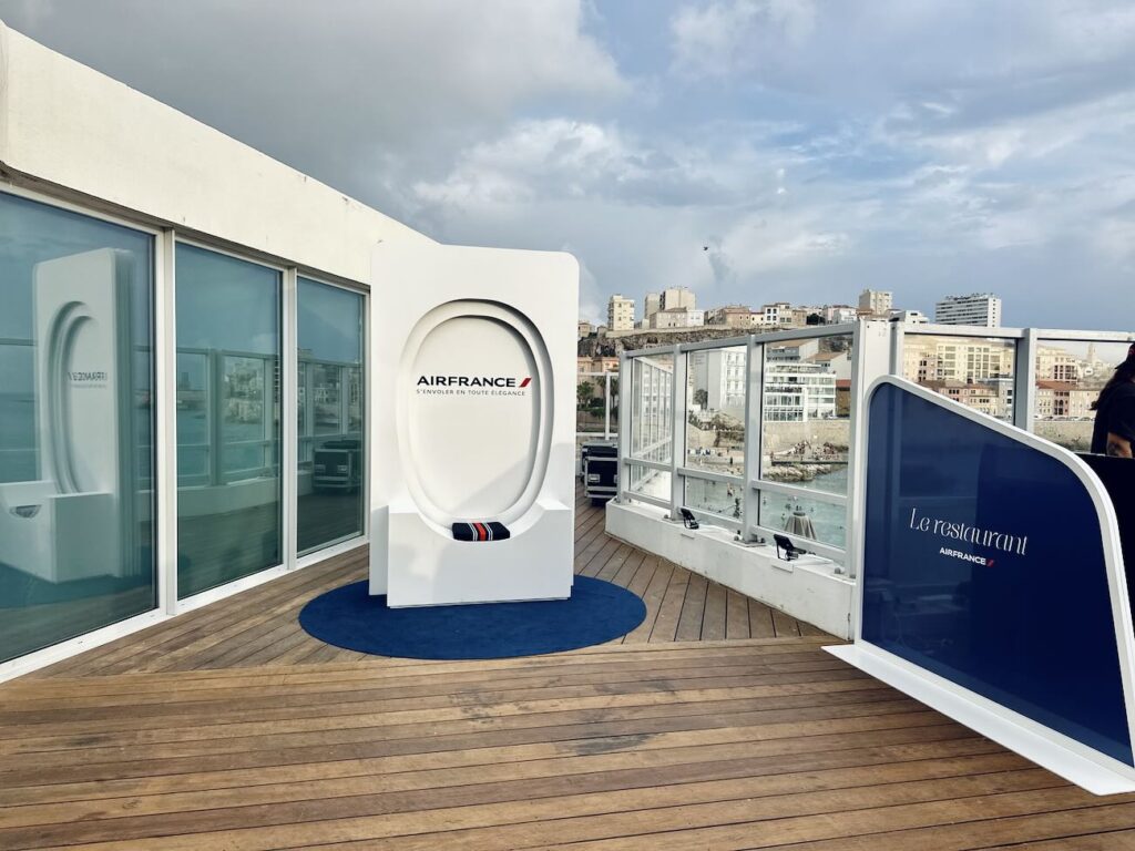 La compagnie Air France transforme la terrasse du Cercle des Nageurs de Marseille en une véritable escale gastronomique où l’on déguste, face à la Méditerranée, les menus Business servis à bord de ses vols long-courriers (déco)