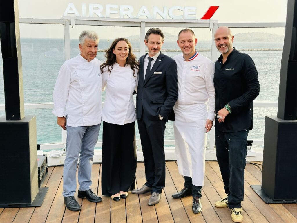 La compagnie Air France transforme la terrasse du Cercle des Nageurs de Marseille en une véritable escale gastronomique où l’on déguste, face à la Méditerranée, les menus Business servis à bord de ses vols long-courriers (équipe)