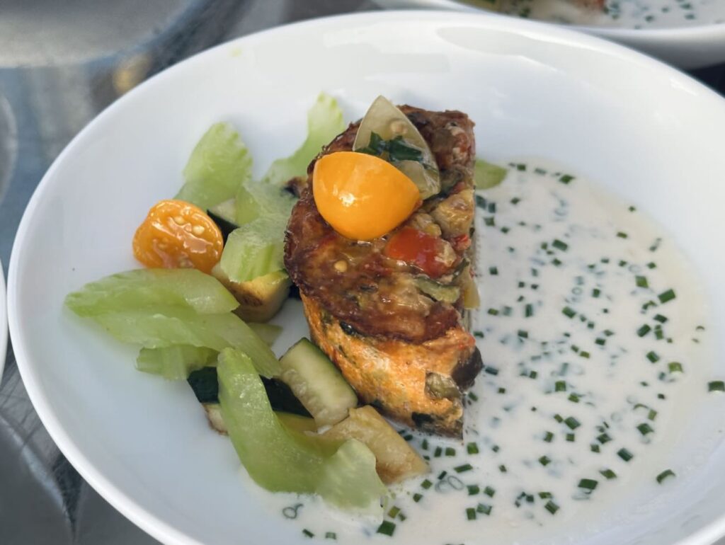 La compagnie Air France transforme la terrasse du Cercle des Nageurs de Marseille en une véritable escale gastronomique où l’on déguste, face à la Méditerranée, les menus Business servis à bord de ses vols long-courriers (plats)