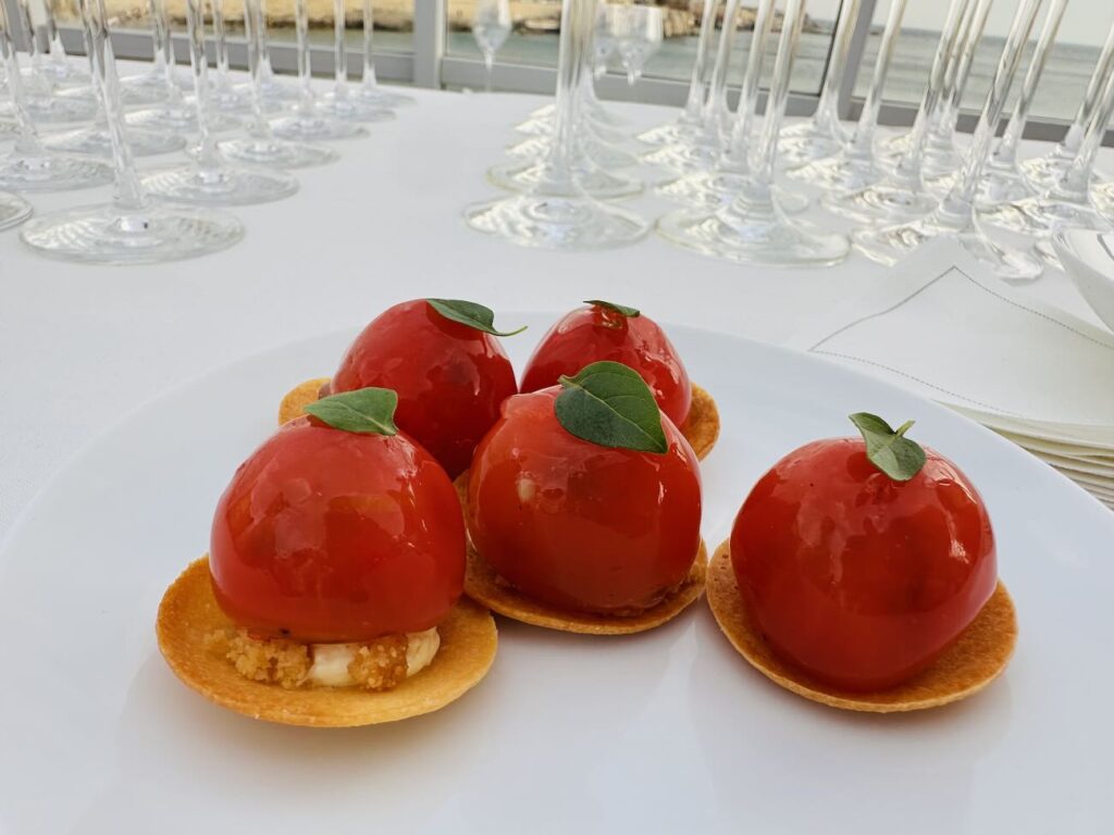 La compagnie Air France transforme la terrasse du Cercle des Nageurs de Marseille en une véritable escale gastronomique où l’on déguste, face à la Méditerranée, les menus Business servis à bord de ses vols long-courriers (amuse bouches)