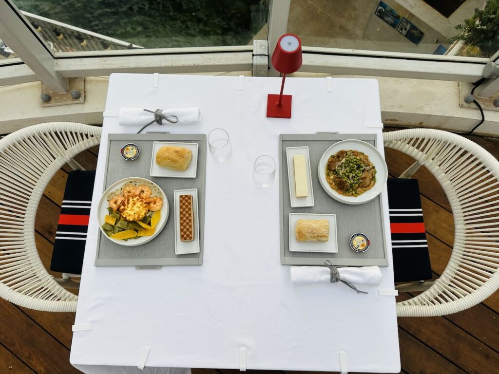 La compagnie Air France transforme la terrasse du Cercle des Nageurs de Marseille en une véritable escale gastronomique où l’on déguste, face à la Méditerranée, les menus Business servis à bord de ses vols long-courriers (plats)