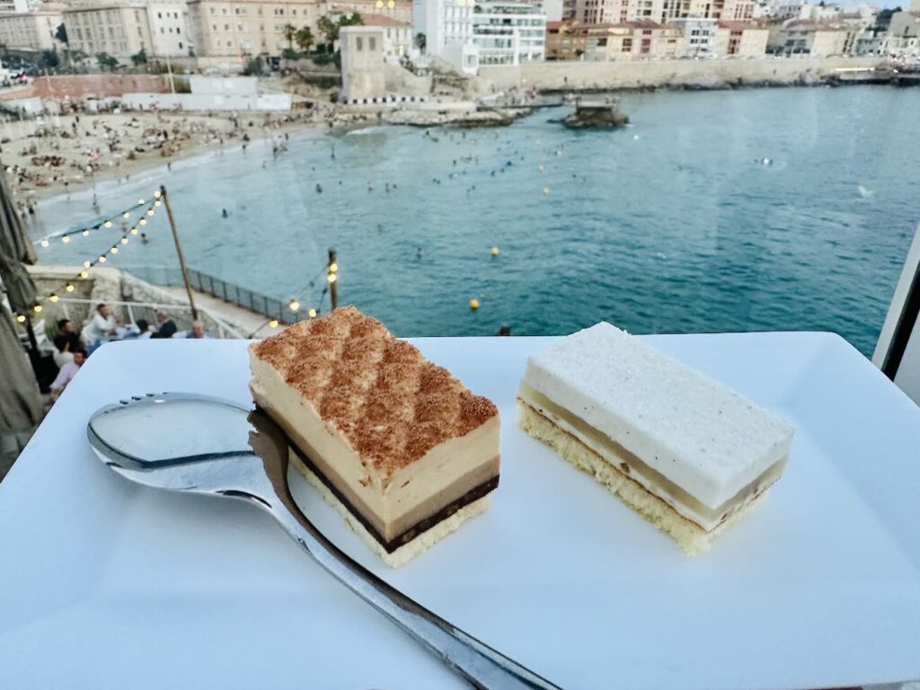La compagnie Air France transforme la terrasse du Cercle des Nageurs de Marseille en une véritable escale gastronomique où l’on déguste, face à la Méditerranée, les menus Business servis à bord de ses vols long-courriers (desserts)