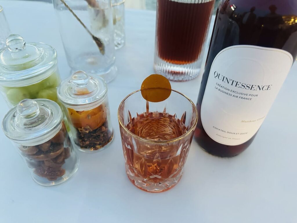 La compagnie Air France transforme la terrasse du Cercle des Nageurs de Marseille en une véritable escale gastronomique où l’on déguste, face à la Méditerranée, les menus Business servis à bord de ses vols long-courriers (cocktails)